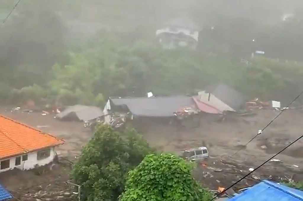 Tanah longsor yang dipicu hujan deras melanda beberapa rumah di wilayah Shizuoka, Jepang, Sabtu, 3 Juli 2021. Bencana alam tersebut mengakibatkan sedikitnya 19 orang hilang.