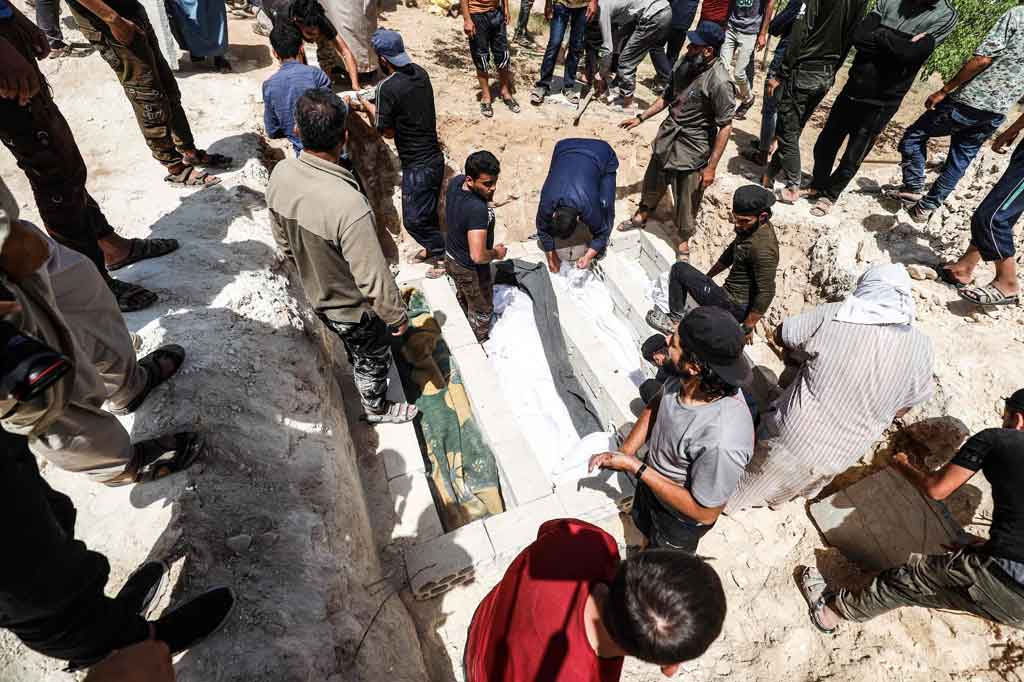 Observatorium Suriah untuk Hak Asasi Manusia menambahkan, penembakan itu mengakibatkan satu keluarga di Desa Iblin yang terdiri dari seorang pria, istrinya, dan tiga anak mereka meninggal, dua anak di Desa Balyun, dan satu anak lagi di Desa Balshun.