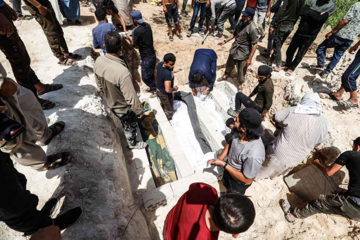 Observatorium Suriah untuk Hak Asasi Manusia menambahkan, penembakan itu mengakibatkan satu keluarga di Desa Iblin yang terdiri dari seorang pria, istrinya, dan tiga anak mereka meninggal, dua anak di Desa Balyun, dan satu anak lagi di Desa Balshun.