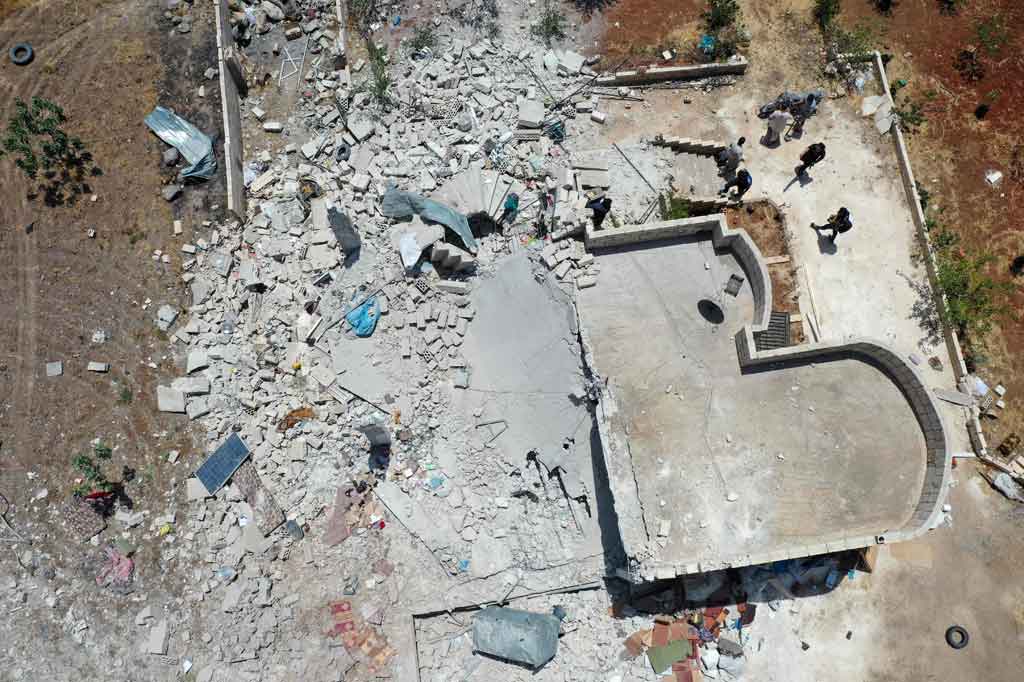 Di Iblin, seorang fotografer AFP melihat jenazah keluarga itu tiba di apotek kesehatan, terbungkus selimut wol dan katun. 

