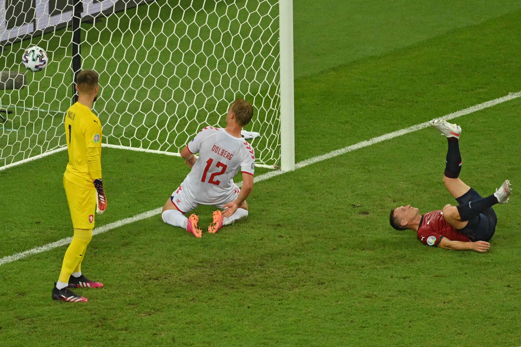 Sepakan Kasper Dolberg di menit ke-42 menjadi pukulan lain untuk Republik Ceko jelang pergantian babak.