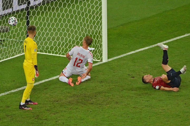 Sepakan Kasper Dolberg di menit ke-42 menjadi pukulan lain untuk Republik Ceko jelang pergantian babak.