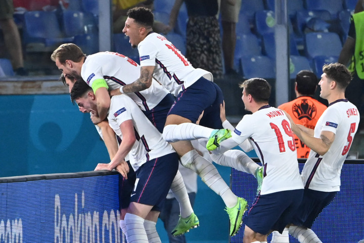 Inggris melangkah ke semifinal Euro 2020 usai mengandaskan perlawanan Ukraina. Bertanding di Stadion Olimpico, Minggu, 4 Juli 2021, dini hari WIB, The Three Lions menang telak dengan skor 4-0
