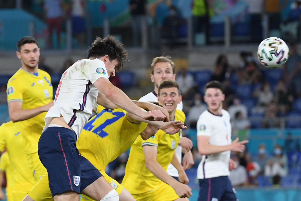 Di paruh kedua, Inggris menambah tiga gol lagi. Menariknya, ketiga gol tersebut tercipta lewat sundulan.