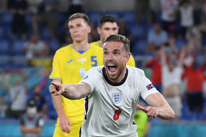 Jordan Henderson melakukan selebrasi usai mencetak gol ke gawang Ukraina.