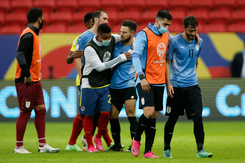 Matias Vina (kanan) terlihat menangis setelah gal melakukan tendangan penalti dalam laga perempat final Copa America 2021 di Estadio Nacional de Brasilia, Minggu, 4 Juli 2021.