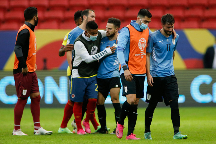 Matias Vina (kanan) terlihat menangis setelah gal melakukan tendangan penalti dalam laga perempat final Copa America 2021 di Estadio Nacional de Brasilia, Minggu, 4 Juli 2021.