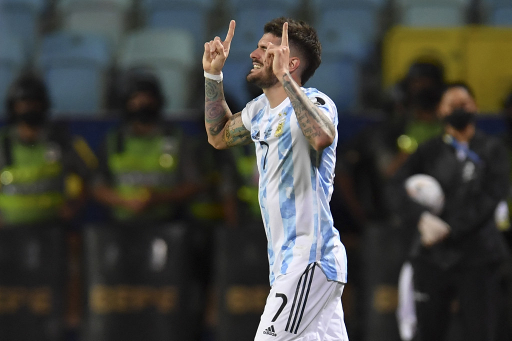 Argentina yang bermain dominan butuh 40 menit untuk membuka skor. Umpan Lionel Messi dituntaskan Rodrigo De Paul, untuk mencetak gol pertamanya di tim nasional Argentina.