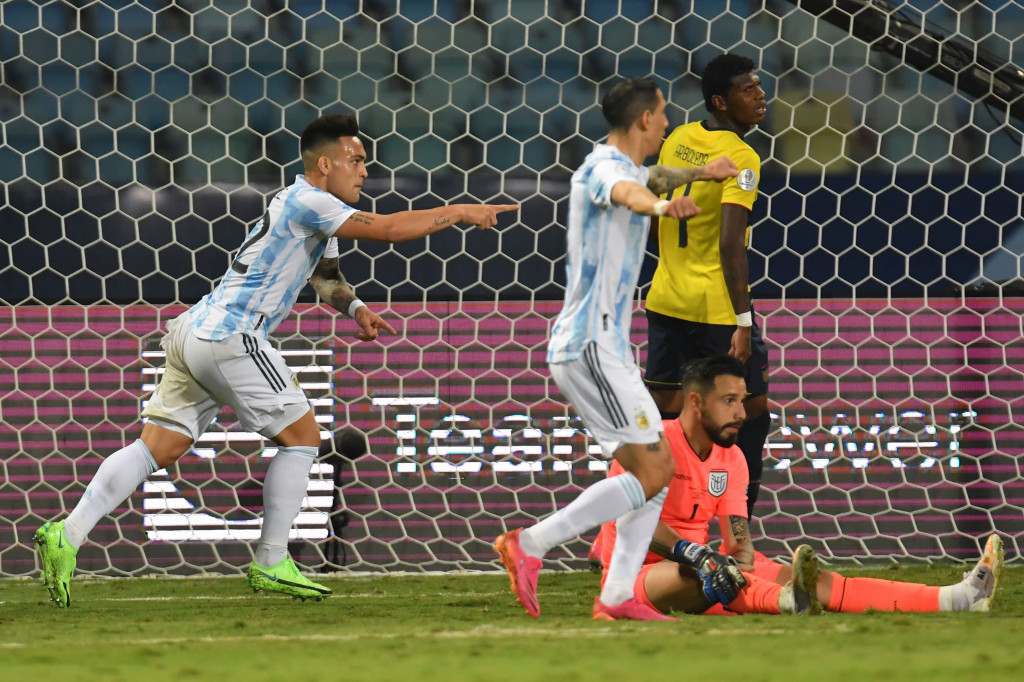 Argentina lagi-lagi harus bersabar untuk mencetak gol. Baru pada menit ke-84 mereka menggandakan keunggulan melalui Lautaro Martinez, ketika berhasil merebut penguasaan lewat Messi dan diteruskan ke penyerang Inter Milan tersebut. Dengan tenang Martinez menaklukkan Hernan Galindez.