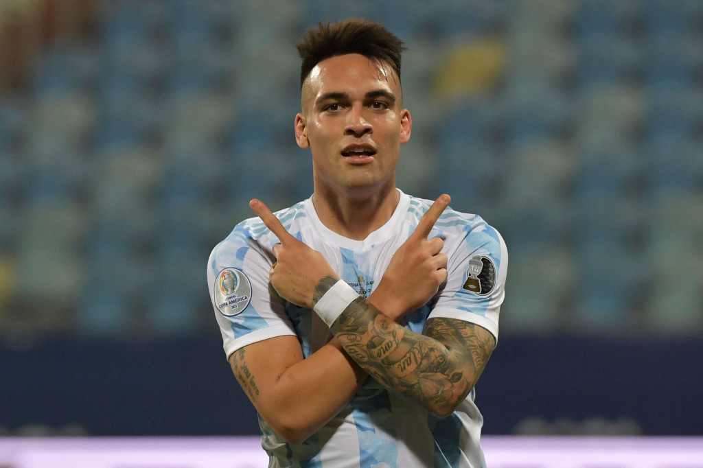 Lautaro Martinez melakukan selebrasi usai mencetak gol ke gawang Ekuador.
