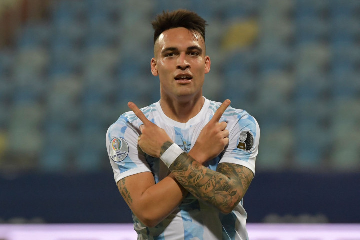 Lautaro Martinez melakukan selebrasi usai mencetak gol ke gawang Ekuador.

