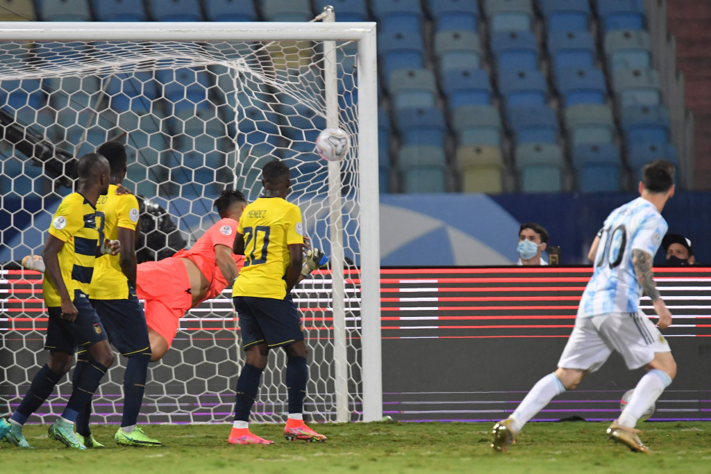 Setelah dua assist, Messi melengkapi penampilan apiknya dengan gol di masa injury time. Menghadapi tendangan bebas di depan kotak penalti, bintang yang baru habis masa kontrak di Barcelona itu melengkungkan tendangan yang berakhir di pojok kanan atas gawang.