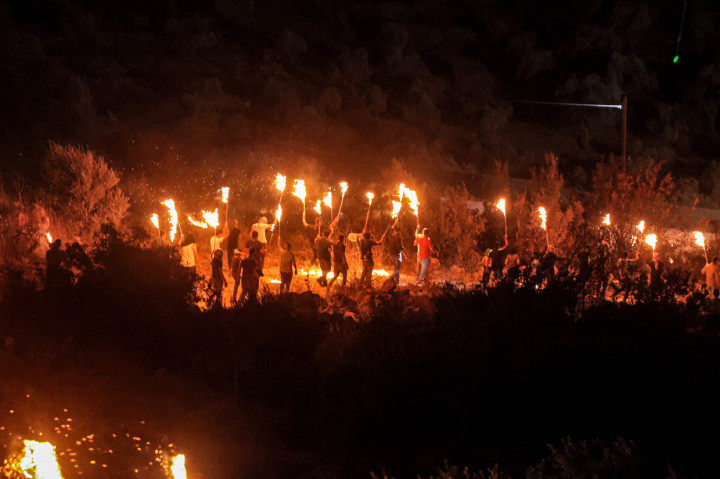 Potret kala warga Palestina memprotes pemukim Yahudi di Tepi Barat, pada 3 Juli 2021. Kementerian Kesehatan Palestina menyebut korban bernama Mohammad Fareed Hasan, yang berusia 20-an tahun, tewas ditembak oleh tentara Israel di desanya, Qusra, dekat kota Nablus. Sementara dua lainnya mengalami luka.
