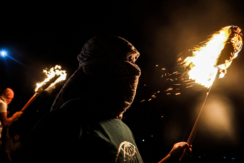 Sementara itu, militer Israel tidak menyebut adanya kematian akibat insiden tersebut. Namun pihaknya mengonfirmasi telah melepaskan tembakan kepada pelaku yang diduga melemparkan sebuah benda mencurigakan, yang kemudian meledak di tengah kerusuhan.