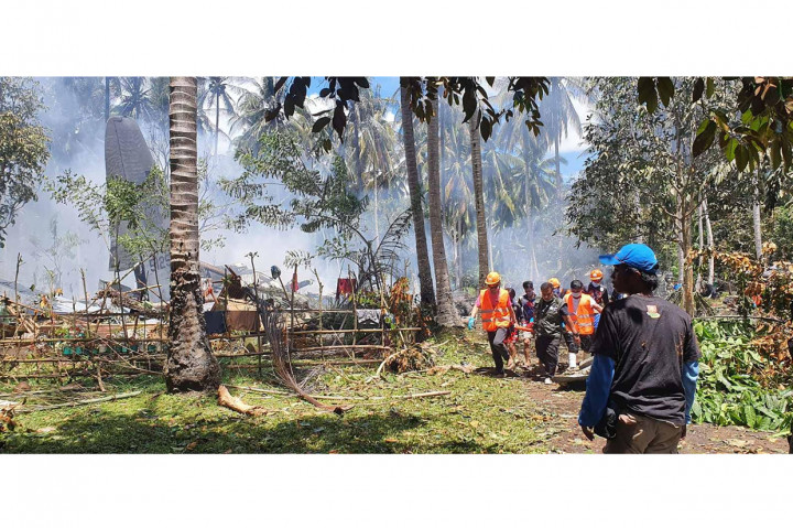 Pesawat tipe C-130 itu dilaporkan mengangkut total 92 orang. Sebagian besar dari mereka personel tentara.