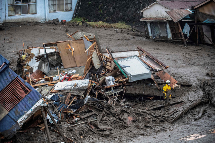 Tanah longsor raksasa di Atami, prefektur Shizuoka, terjadi pada Sabtu, 3 Juli 2021, sekitar pukul 10.30 waktu setempat. Sebelumnya sebagian wilayah tersebut diguyur hujan deras.