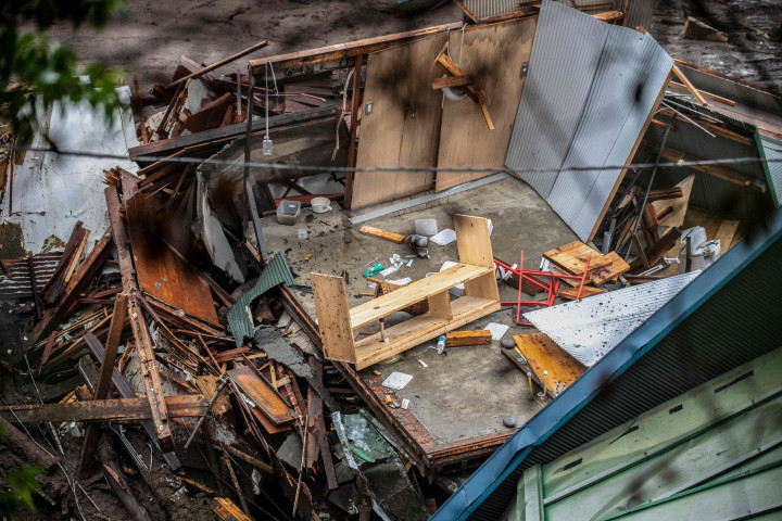 Gambar ini menunjukkan barang-barang di gedung yang hancur setelah tanah longsor setelah hujan lebat berhari-hari di Atami di Prefektur Shizuoka pada 4 Juli 2021.