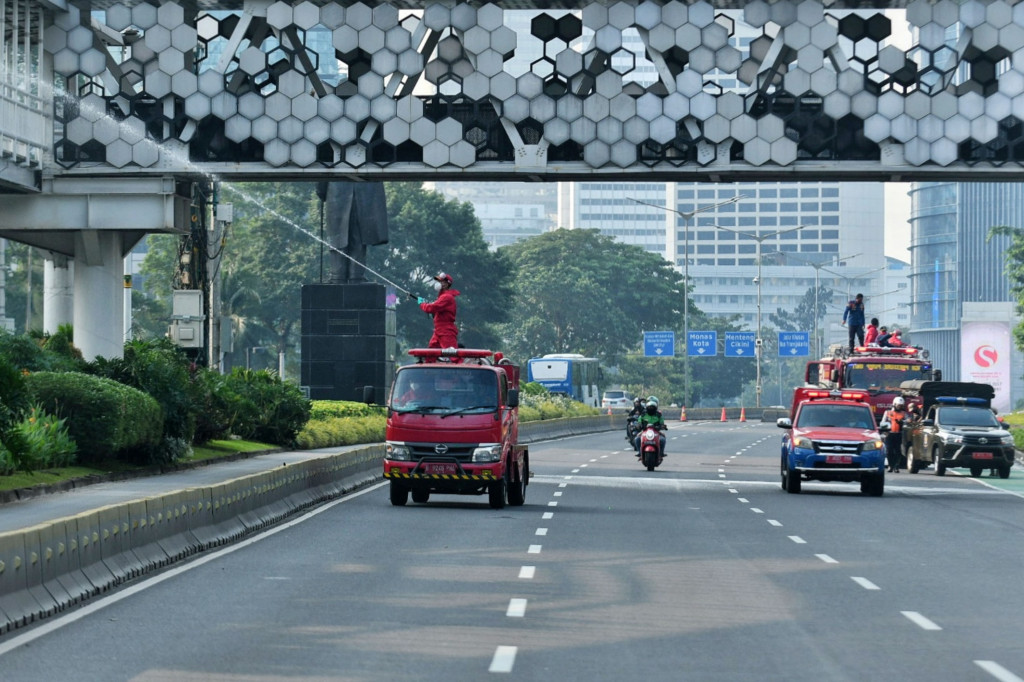 Penyemprotan yang dilakukan di sepanjang jalan protokol Sudirman-Thamrin tersebut sebagai upaya untuk mencegah penyebaran kasus Covid-19 lebih luas dikala Pembatasan Kegiatan Masyarakat (PPKM) Darurat.