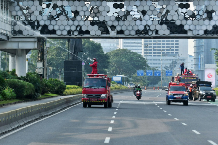 Penyemprotan yang dilakukan di sepanjang jalan protokol Sudirman-Thamrin tersebut sebagai upaya untuk mencegah penyebaran kasus Covid-19 lebih luas dikala Pembatasan Kegiatan Masyarakat (PPKM) Darurat.
