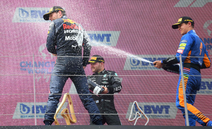 Pada balapan yang dihelat di sirkuit Red Bull Ring, Spielberg, Minggu, 4 Jui 2021, malam WIB, Verstappen jadi pembalap pertama yang melintasi garis finis disusul Bottas dan Lando Norris di posisi kedua dan ketiga. 