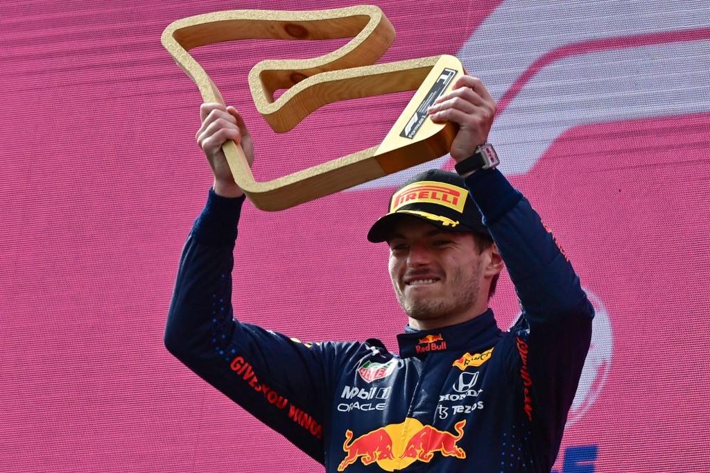 Bagi Verstappen, kemenangan di seri F1 GP Austria merupakan kemenangan ketiga secara beruntun setelah sebelumnya menang di F1 GP Prancis dan F1 GP Styria. 