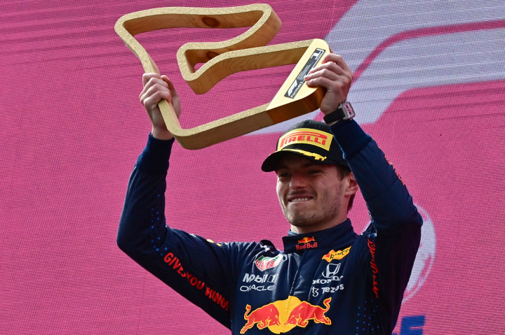 Bagi Verstappen, kemenangan di seri F1 GP Austria merupakan kemenangan ketiga secara beruntun setelah sebelumnya menang di F1 GP Prancis dan F1 GP Styria. 