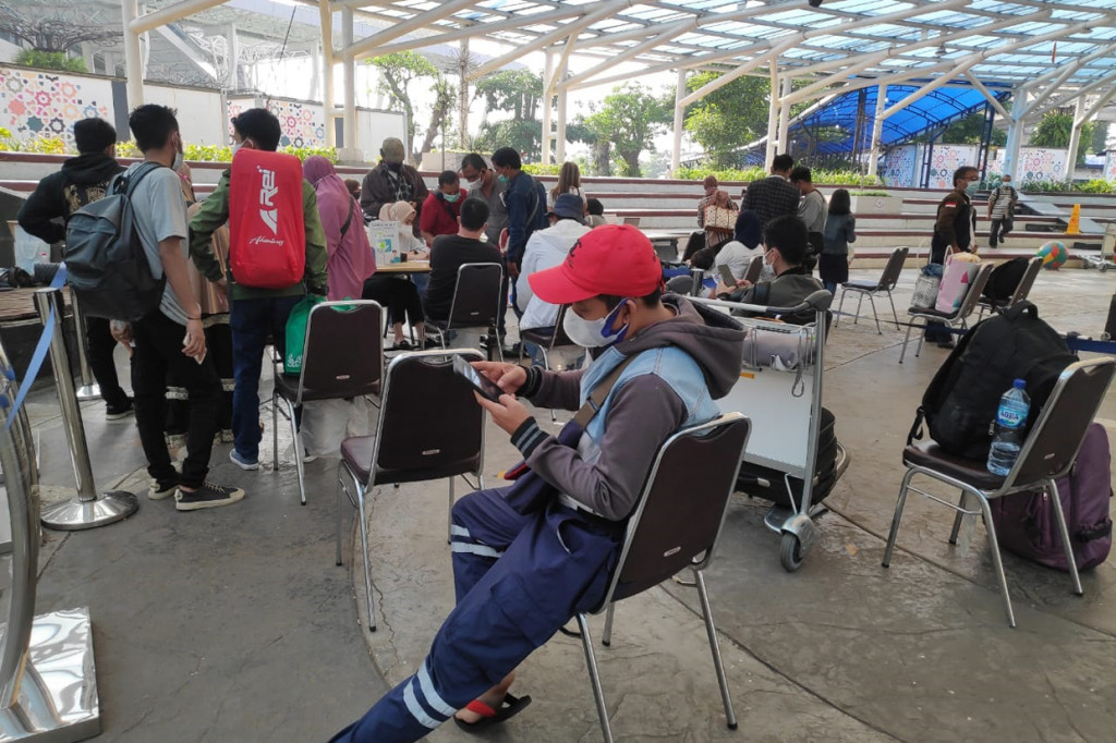 Para penumpang terpaksa harus menjalani tes PCR sebagai salah satu syarat melakukan perjalanan udara dari atau ke Pulau Jawa. Aturan itu tertuang seiring pemberlakuan pembatasan kegiatan masyarakat (PPKM) darurat. Syarat tes PCR ini baru berlaku hari ini.