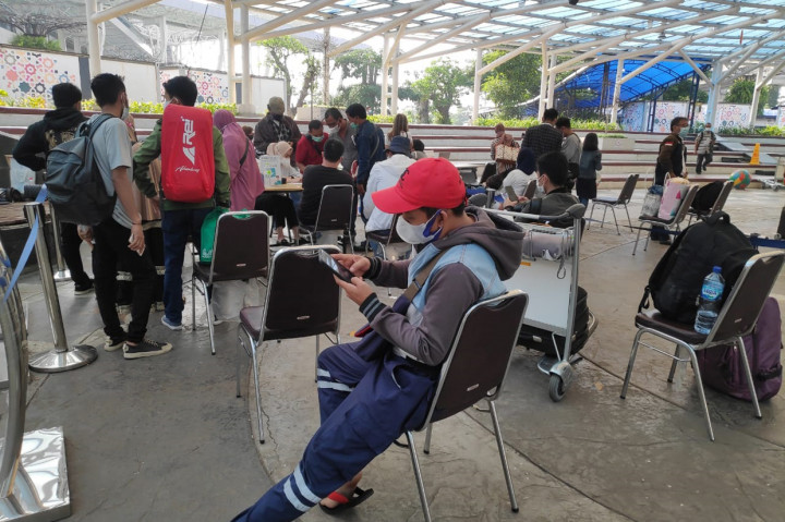 Para penumpang terpaksa harus menjalani tes PCR sebagai salah satu syarat melakukan perjalanan udara dari atau ke Pulau Jawa. Aturan itu tertuang seiring pemberlakuan pembatasan kegiatan masyarakat (PPKM) darurat. Syarat tes PCR ini baru berlaku hari ini.