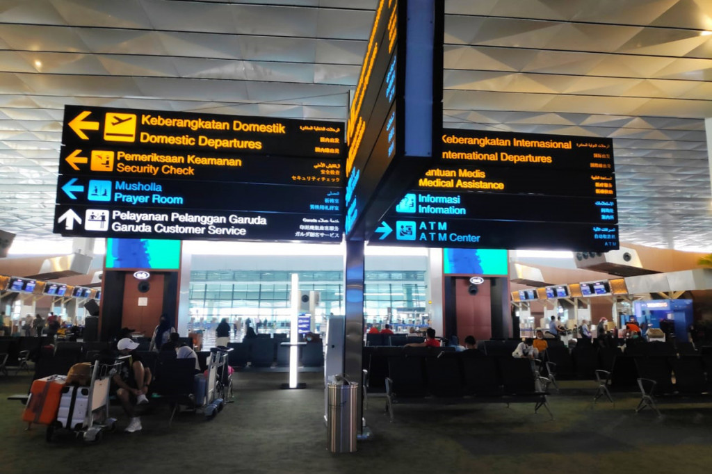 Pantauan di lobi timur Terminal 3, sejumlah orang mengantre untuk menjalani tes PCR. Mereka harus mengisi data terlebih dulu untuk dites. Hal itu terpaksa dilakukan karena mereka tak punya pilihan lain.