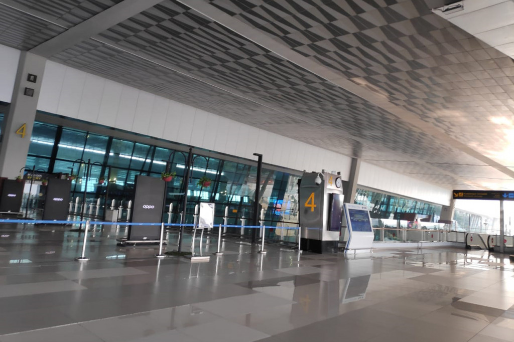 Di sejumlah loket check-in juga tak ada antrean yang mengular.