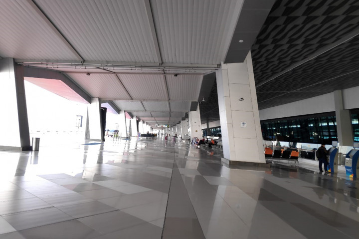 Lorong Terminal 3 yang biasanya padat pun sangat jarang ada lalu-lalang orang. 