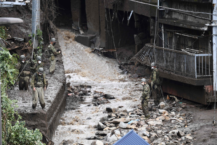 Longsor di kota ini diwarnai banjir lumpur dan bebatuan yang menerjang jalanan dan rumah-rumah warga.