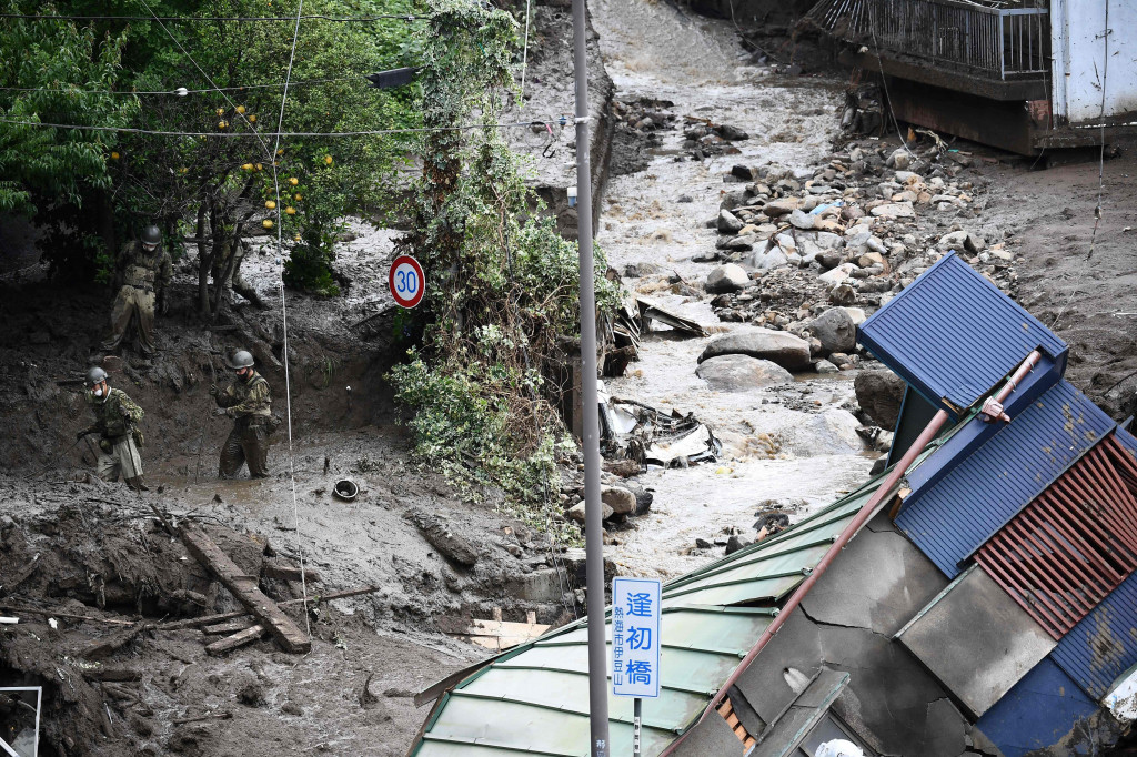 Sekitar 130 bangunan di Atami dilaporkan terdampak tanah longsor ini. Atami diketahui merupakan kota wisata yang terkenal dengan sumber mata air panas di lereng-lereng curam yang mengarah ke teluk.