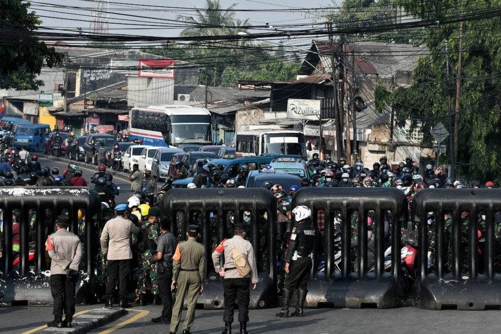 Penyekatan tersebut dilakukan untuk membatasi mobilitas masyarakat di Jakarta dan sekitarnya selama PPKM darurat 3-20 Juli 2021. Barrier hitam tinggi diletakkan berjejer di dekat Pom Bensin di penyekatan Jalan Raya Bogor, Jakarta Timur, Senin, 5 Juli 2021.