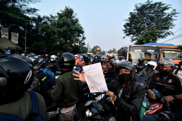 Mereka yang tidak bekerja di kantor Esensial dan Kritikal akan diputarbalikan.