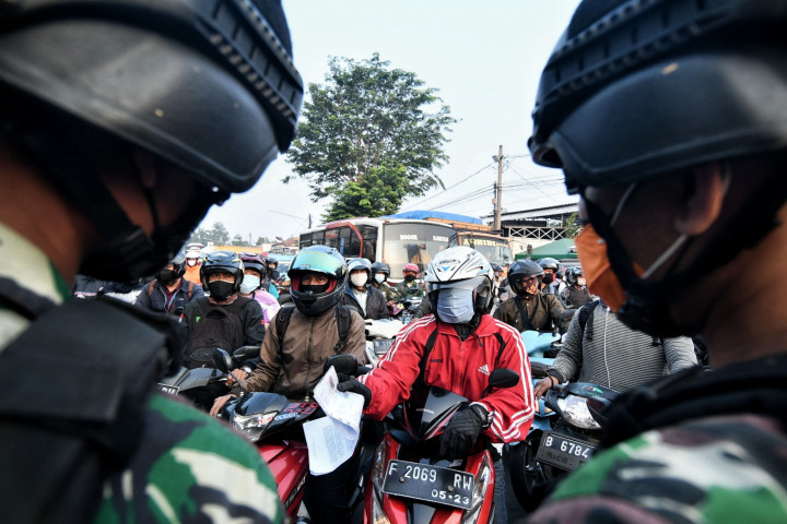 Kemacetan tidak bisa dihindari ketika petugas gabungan memeriksa sejumlah kendaraan.