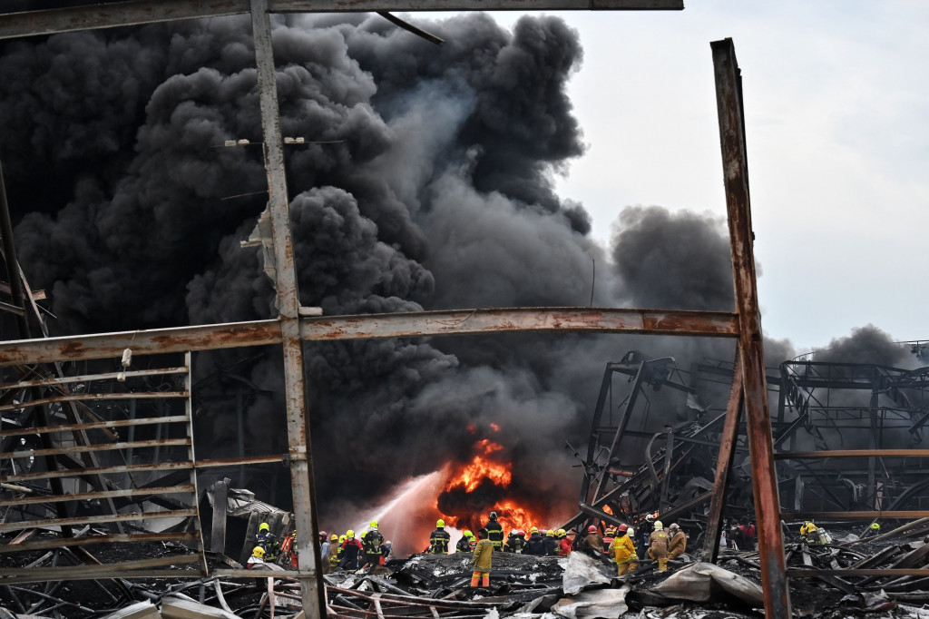 Sejauh ini, sebanyak 500 warga telah dievakuasi ke dua tempat penampungan. Menjelang siang, warga lanjut usia dengan kursi roda dievakuasi ke sekolah terdekat yang berjarak sekitar 9 kilometer.