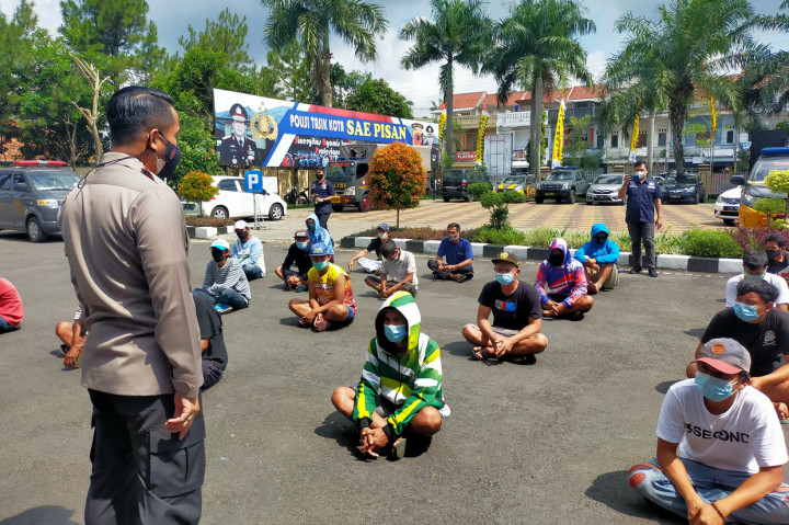 Penggerebekan yang dilakukannya, karena mereka melanggar dalam pemberlakukan pembatasan kegiatan masyarakat (PPKM) darurat.