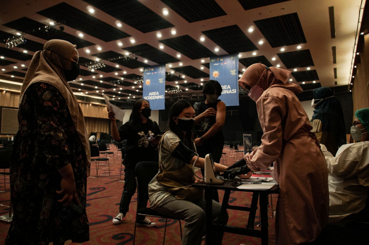 Dan khusus di hari Jumat pelayaan vaksinasi tersebut hanya untuk anak usia 12-17 tahun.