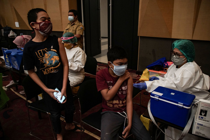 Vaksinator menyuntikkan vaksin covid-19 kepada anak saat pelaksanaan program Serbuan Vaksinasi covid-19 di Mal Kota Kasablanka, Jakarta.
