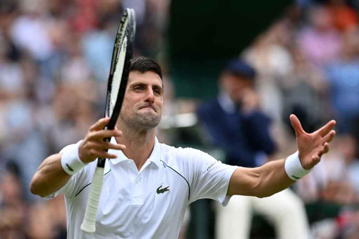 Petenis Serbia Novak Djokovic melakukan selebrasi usai memastikan diri melangkah ke babak perempat final Wimbledon, Senin, 5 Juli 2021 waktu setempat.