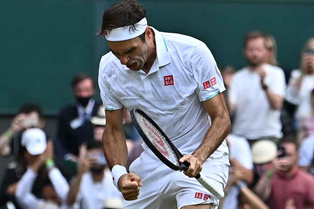Roger Federer melakukan selebrasi usai mencatatkan sejarah dengan menjadi petenis putra tertua yang menembus perempat final Wimbledon di era modern. 