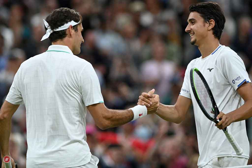 Federer lolos babak delapan besar Grand Slam lapangan rumput untuk ke-18 kalinya setelah mengalahkan petenis Italia Lorenzo Sonego 7-5, 6-4, 6-2.