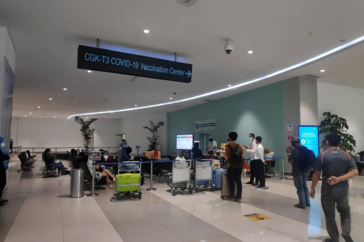 Bandara Soekarno-Hatta, Tangerang, terpantau lengang. Pantauan Medcom.id, jalanan menuju bandara lancar. Di sejumlah loket check-in juga tak ada antrean yang mengular. Lorong Terminal 3 yang biasanya padat pun sangat jarang ada lalu-lalang orang.