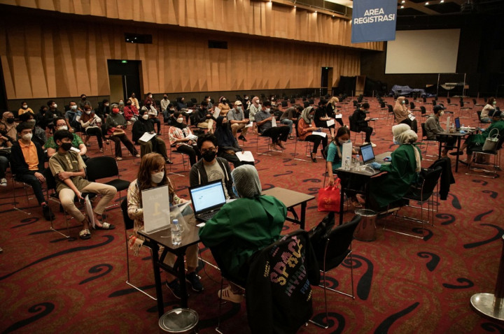 Kementerian Kesehatan RI sudah resmi memulai pelaksanaan vaksinasi Covid-19 bagi anak usia 12-17 tahun. Hal tersebut berdasarkan Surat Edaran nomor HK.02.02/I/1727/2021 tentang Vaksinasi Tahap 3 Bagi Masyarakat Rentan serta Masyarakat Umum dan Vaksinasi Anak Usia 12-17 Tahun.