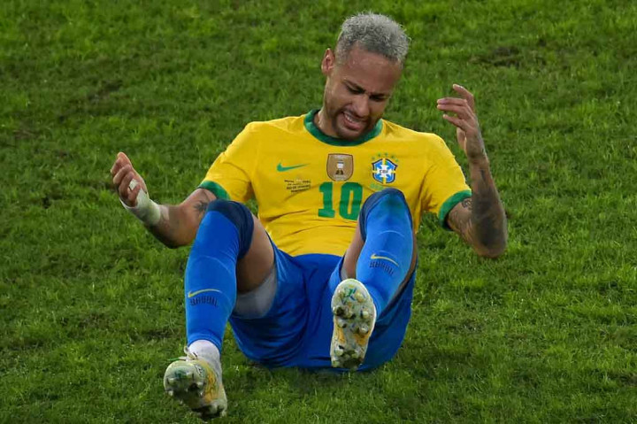 Duel berjalan menarik di awal babak pertama. Brasil mengancam menit ke-8 saat Paqueta memberikan umpan tajam ke Richarlison di dalam kotak penalti. Pemain Everton itu kemudian berhasil melewati Gallese dan memberikan umpan satu dua dengan Neymar. Namun, penyelesaian akhir Neymar masih melebar dari tiang gawang.