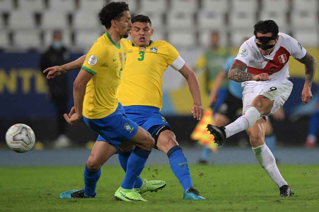 Di babak kedua, Peru tampil lebih agresif. Pada menit ke-49, Gianluca Lapadula menerima terobosan dari Yotun di sisi kanan pertahanan Brasil sebelum melepaskan tembakan kaki kiri. Namun dapat digagalkan kiper Brasil Ederson.