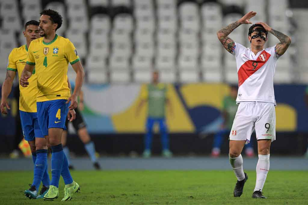 Pada menit ke-61, Peru kembali mengancam gawang Ederson melalui tendangan Raziel Garcia. Ederson tersebut mampu menepis bola, tetapi bola muntah mengarah ke tengah kotak penalti. Lapadula mencoba menerkam, tetapi Marquinhos lebih dulu ada di sana untuk membuang bola.