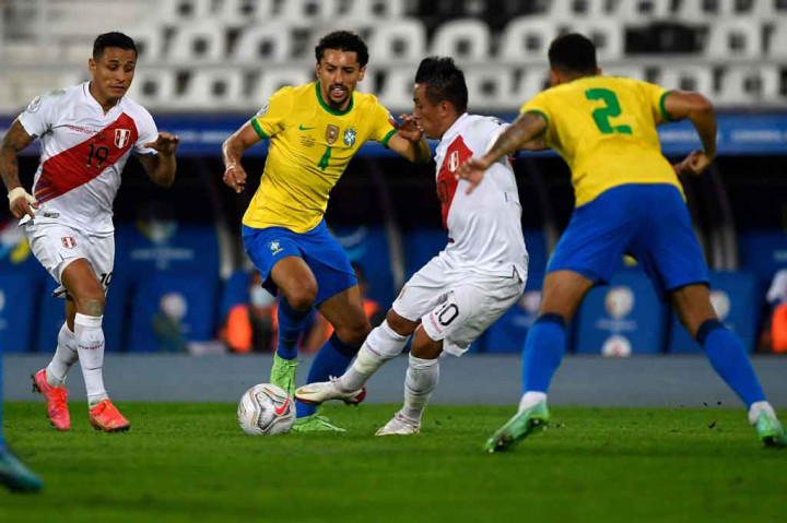 Peru mencoba menyamakan kedudukan, namun masih kesulitan dengan dominasi Brasil di lini tengah. Beberapa peluang yang mereka bangun, selalu digagalkan para pemain Tim Samba. Skor tetap bertahan hingga babak pertama selesai.