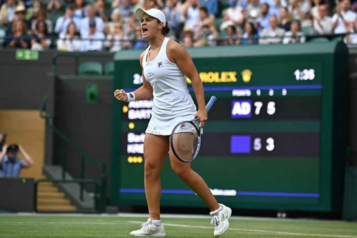 Unggulan teratas Ashleigh Barty melakukan selebrasi usai memastikan diri melangkah ke babak perempat final turnamen Wimbledon, Senin, 5 Juli 2021 sore waktu London.